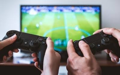 Komparasi Genre: Game Olahraga Tradisional vs Game Aksi Tendangan Cepat (Arcade Kick)