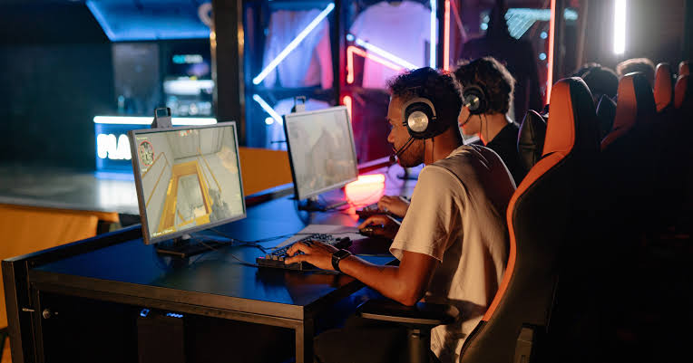 Dari Kamar Tidur ke Panggung Global: Menatap Masa Depan Industri Esports yang Menjanjikan