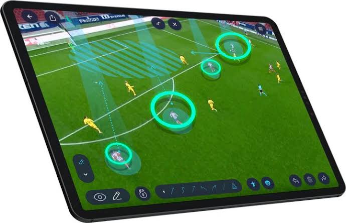 Analisis Formasi Taktis Game Sepak Bola Virtual: Menggabungkan Defense dan Counter Attack